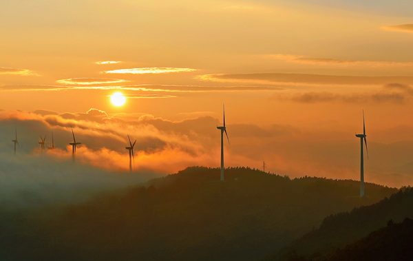 霞映群山-严镇威 摄.jpg