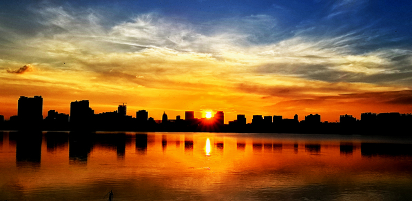 霞染湖心 何炳弢.jpg