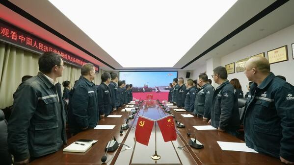 双江口党总支寓目阅兵 (2).jpg